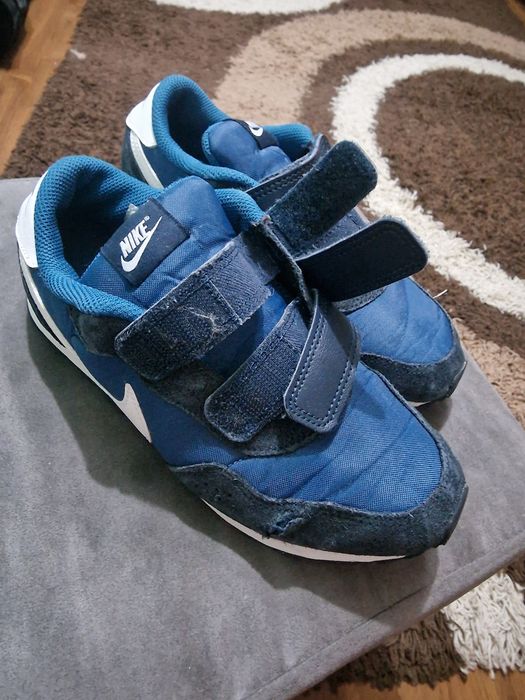 Adidași de vânzare