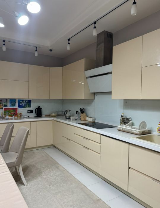 Продам кухонный гарнитур с техникой