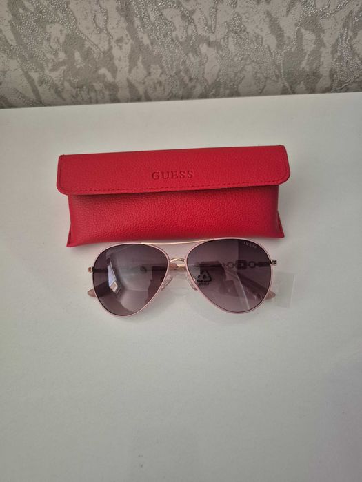 Продавам слънчеви очила