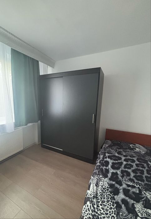 Inchiriez apartament cu 2 camere, situat pe str.  Dimitrie Cantemir ( RFN) etajul 4, cu acoperis nou. Chirie: 300 €/lună, pentru minimum 1 an.