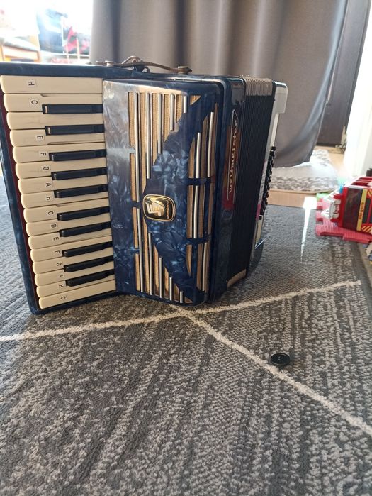 Vând akordeon weltmeister