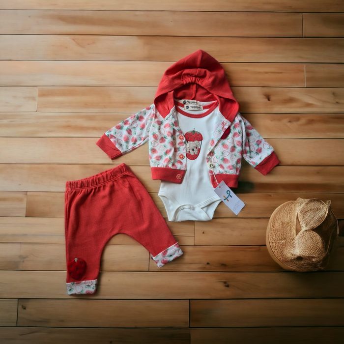 Costum bebe capsunica