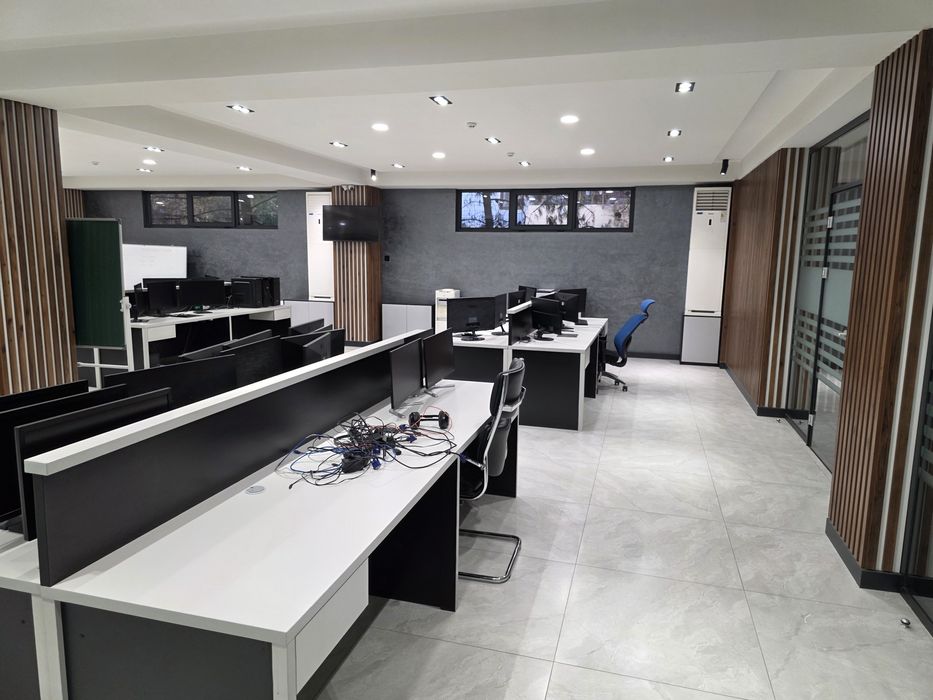 Продается готовый офис. Площадь 830 квадратных метров.