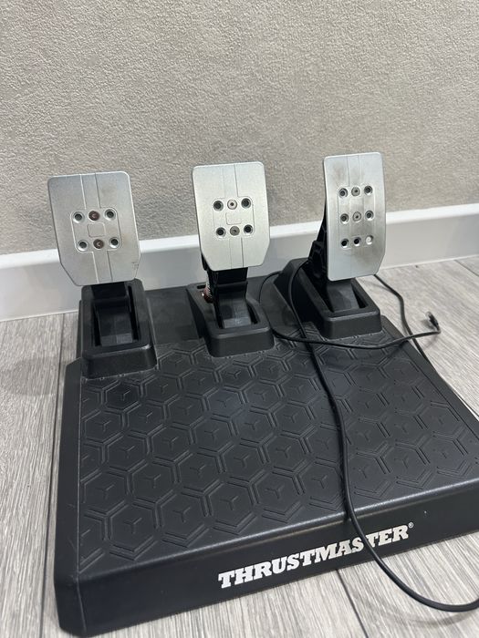 Игровые руль и педали Thrustmaster