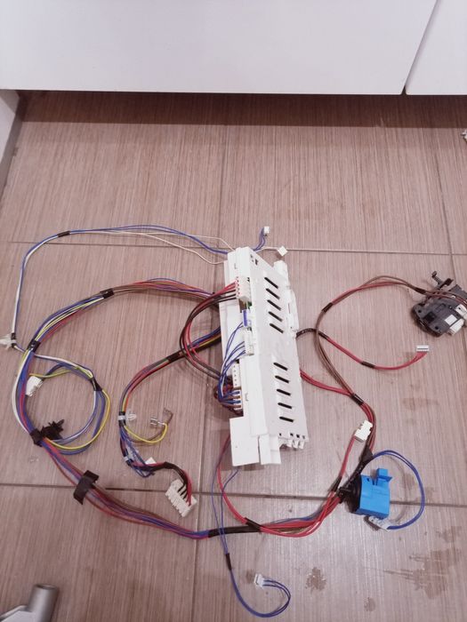 Продавам спешно на части пералня ARISTON Hotpoint