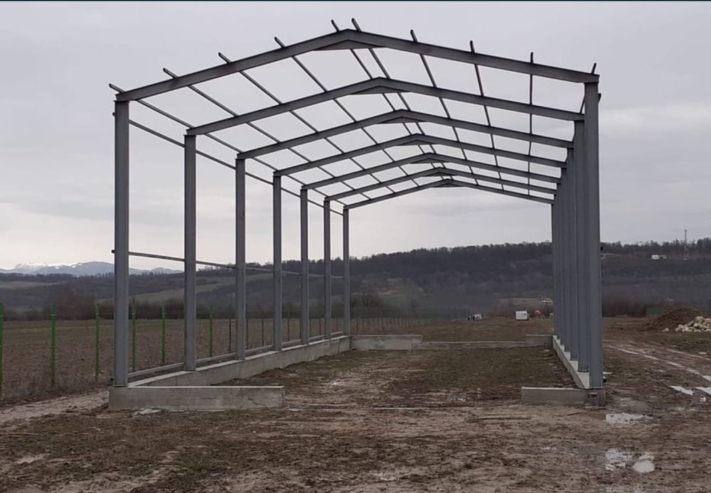 Vând hală metalică de pe stoc 12 m lățime cu 25 lungime cu 4 m la ștrasină cu tot cu montaj la super preț facem și alte mărimi
