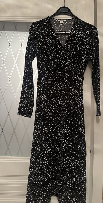 Продам новое платье размер xs (подходит до м размера)