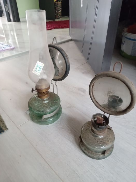 Всичко е намалено на половин цена, останаха само лампи без стъкла