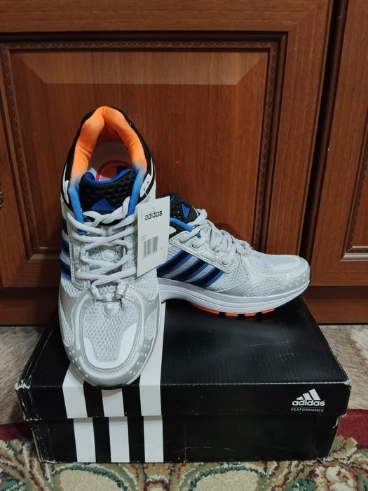 Продам новые кроссовки  Adidas