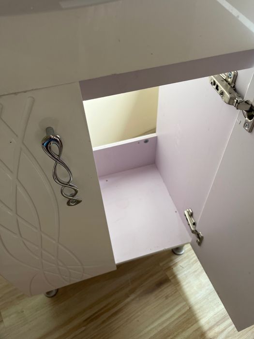 Долен шкаф за баня с умивалник