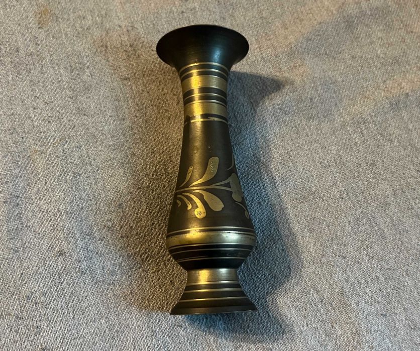 Vaza orientala mica din alama neagra si gravura decorativa, 15 cm