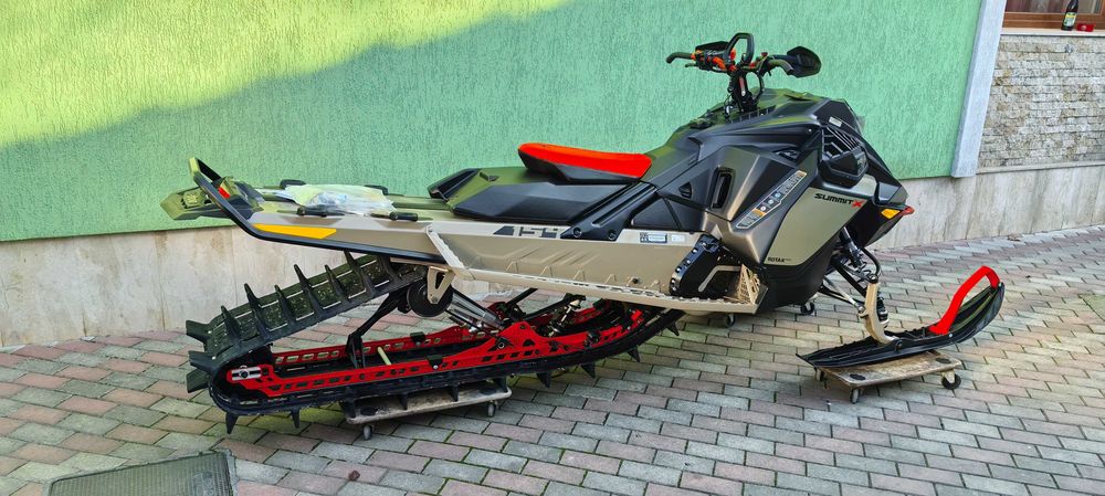 Snowmobil Ski Doo Summit X 850  Turbo  121 mile !!!