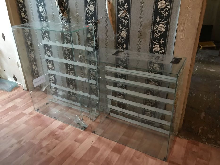 Стеклянные стеллажи