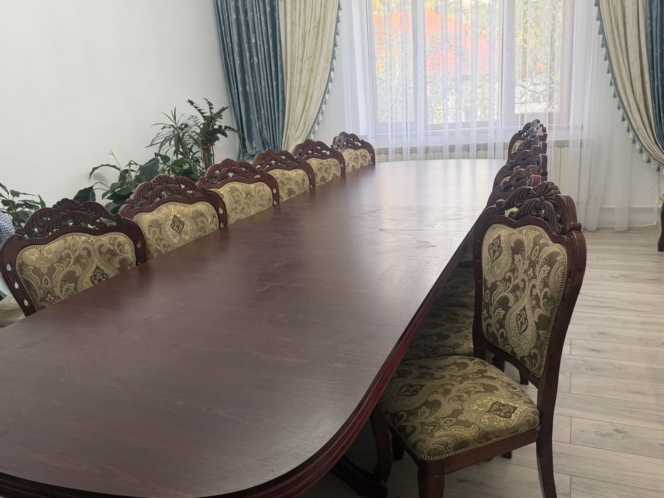 Стол со стульями