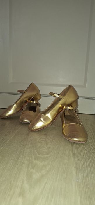 Танцевальные золотые туфли