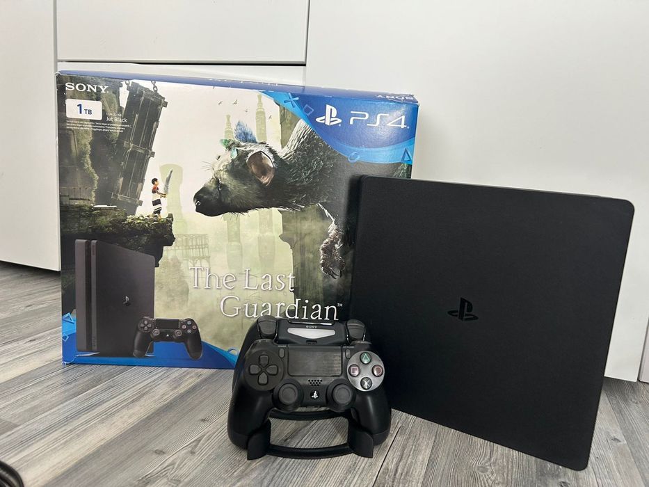 PlayStation 4 Slim 1TB + 2 оригинални джойстика + всички кабели + оригинална кутия+игри