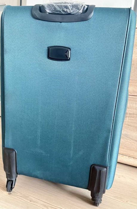 Страхотен куфар с колелца