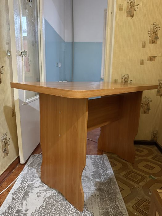 Стол б/у, в хорошем состоянии