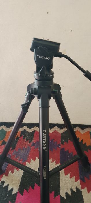 Видеокамера JVC ва штатив YUNTENG сотилади