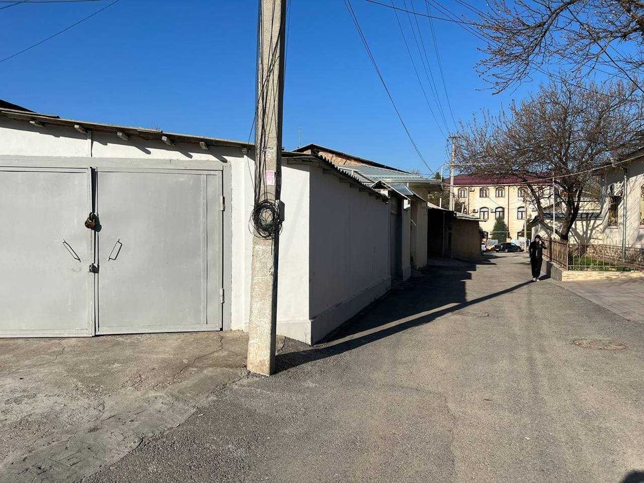 Bodomzor metro ro'parasida  hovli 5.7 srochno