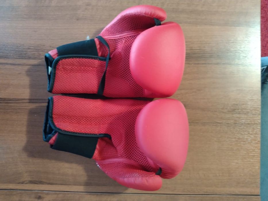 Красные перчатки и шлем