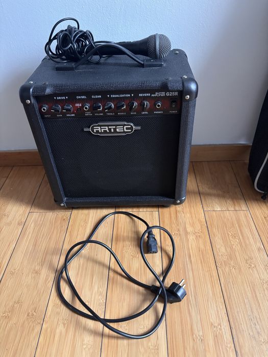 Vând set chitară electrică + amplificator + microfon + husă + cabluri