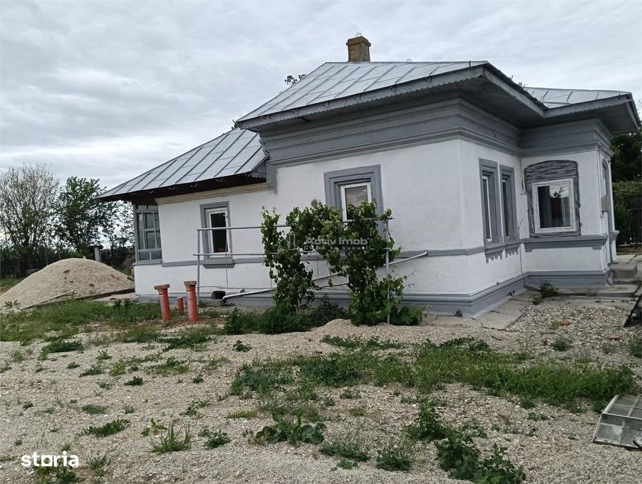 Casa individuala reconditionata partial-Teren 900 mp-Toate utilitatile