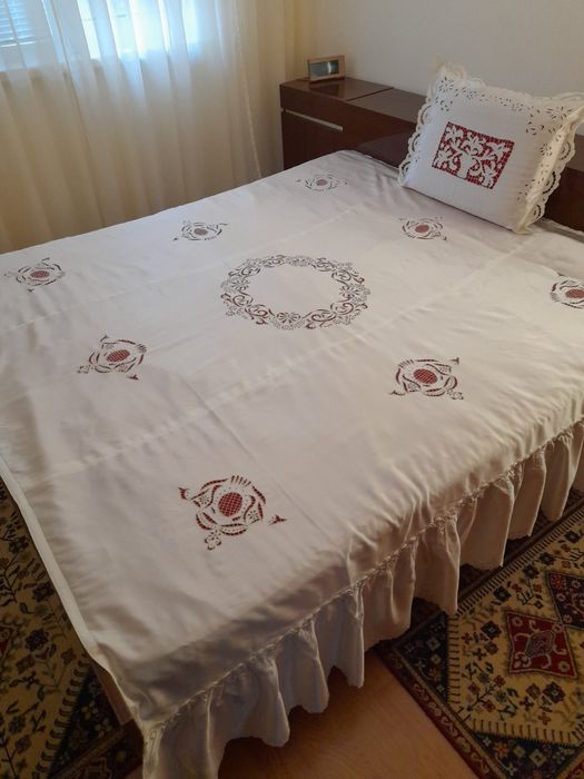 Покривка за спалня плюс възглавница - рязана бродерия