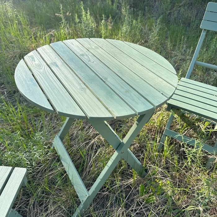 Стол и два стула