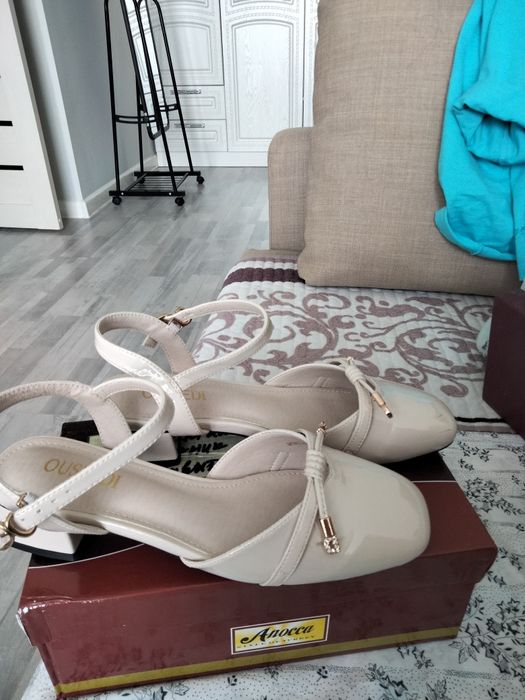 Босоножки 37 разм бежевые