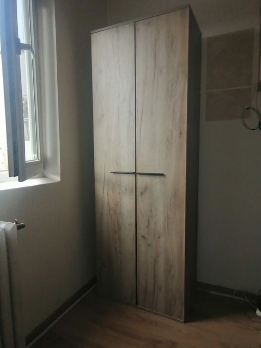 Vând dulap haine  Înălțime 1,90 lățime 70 st foarte bună se poate demonta  100 lei