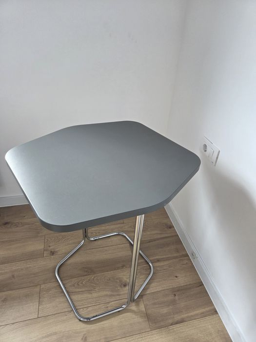 Masa hexagonala moderna, picuoare metalice cromate