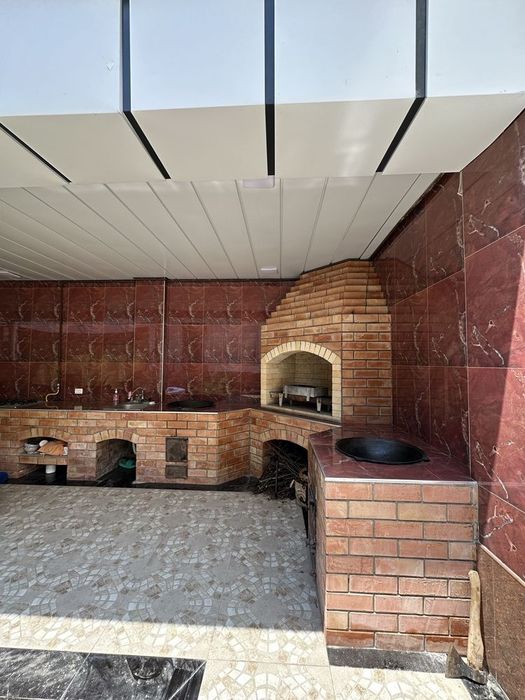 Izza massivda Uglavoy 6 sotix 9 xona yahshi remont