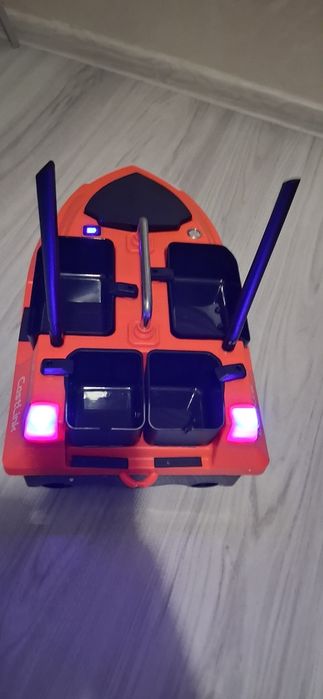 НОВА Лодка за захранка Flytec V802