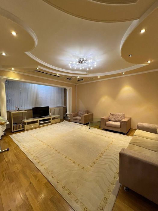 Ойбек метро 2-комнатная 1-этаж 5-этажный дом