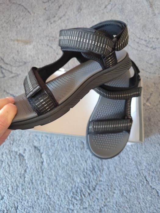 Продам мужские сандалии