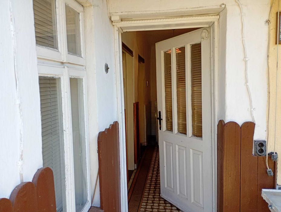 Къща с голям двор – тиха локация в екологичен регион, ток/вода, подходяща за целогодишно живеене