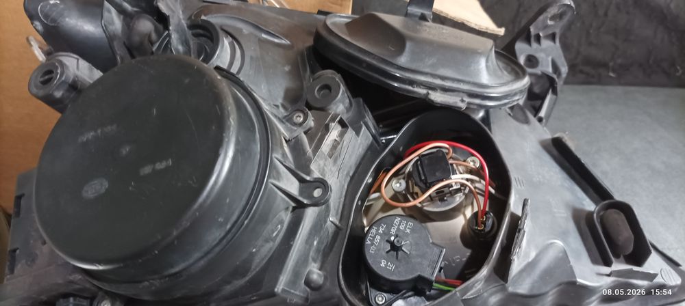 Продавам пълен комплект оригинални Ксенонови фарове HELLA за Opel Vectra C