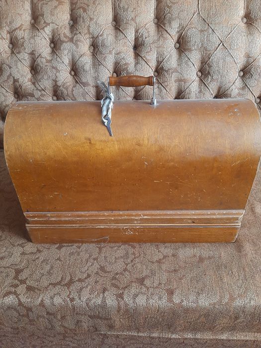 Продам советскую швейную машинку