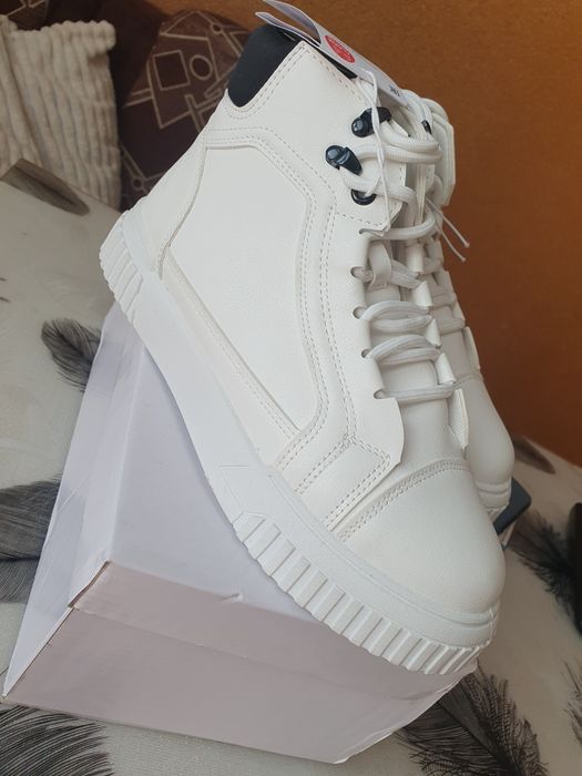 Бели кожени обувки