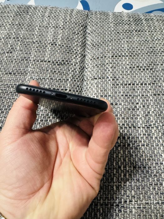 Iphone 7 negru 32 gb cu baterei 98% super