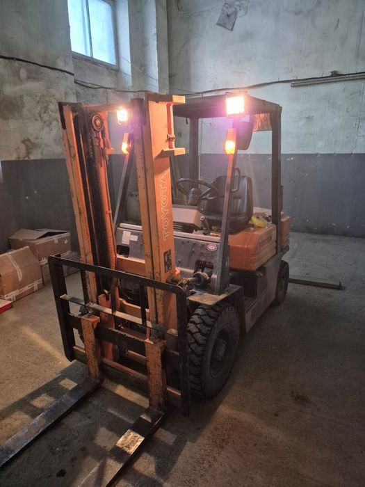 Продам вилочный погрузчик Кара toyota