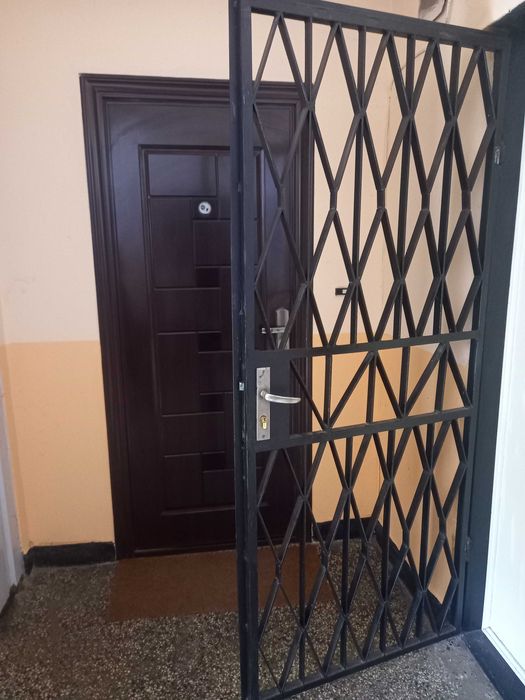 Метална входна врата