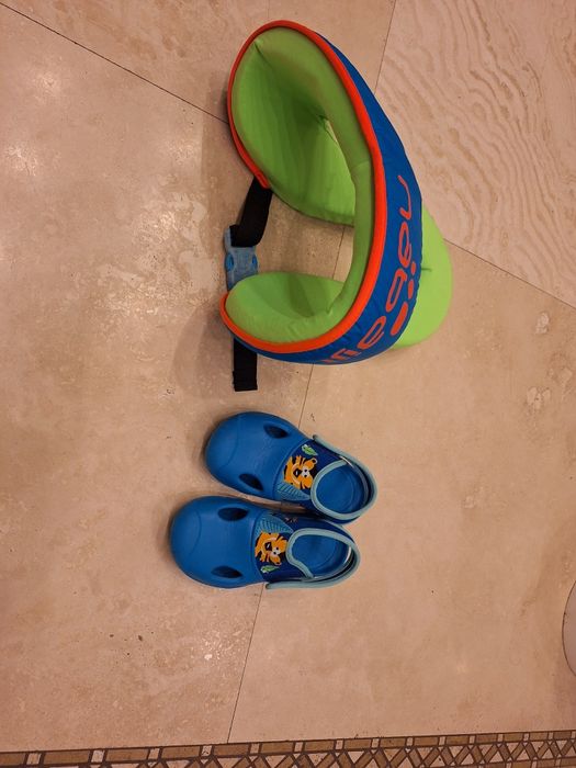 Vesta de salvare cu papuci de piscina