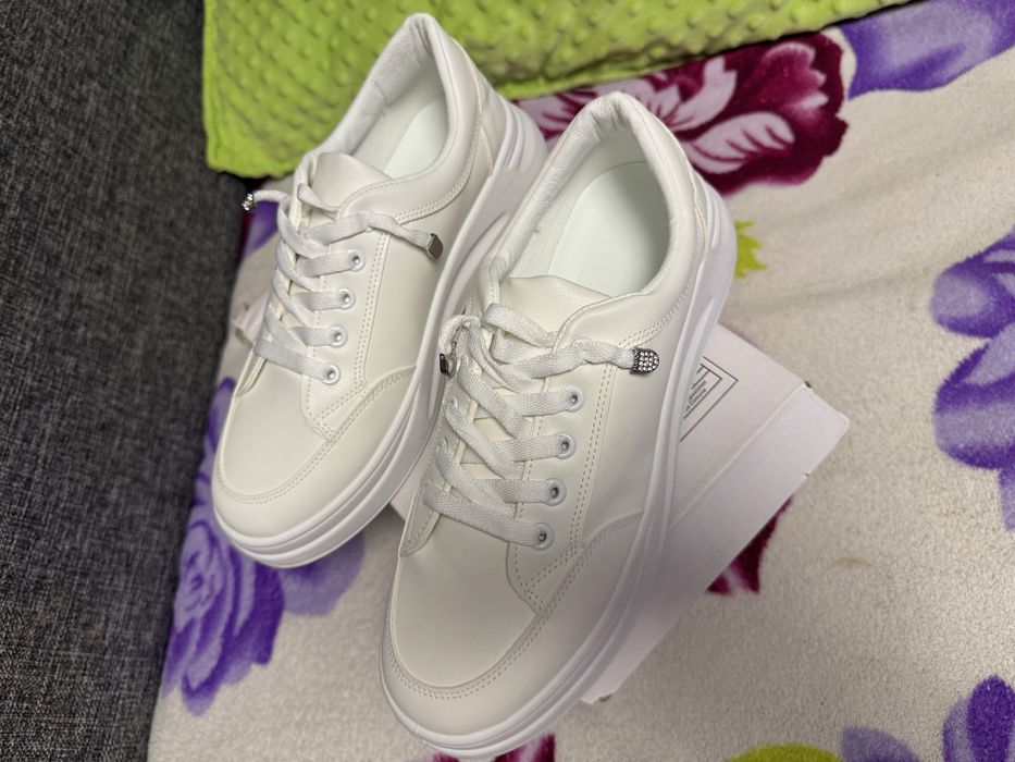 Кроссовки женские