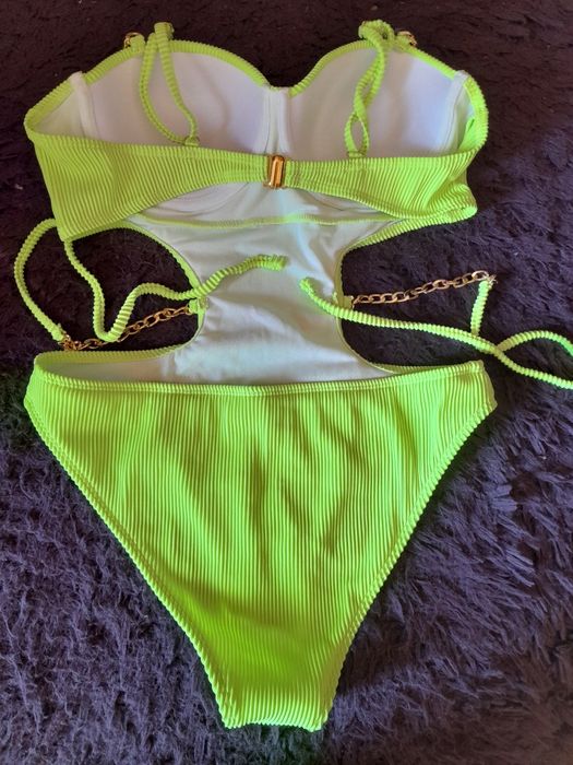 Цял бански в електриков жълт цвят