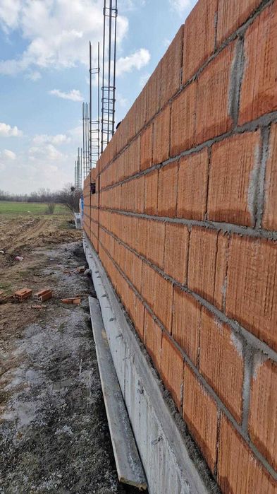 Constructii civile la rosu