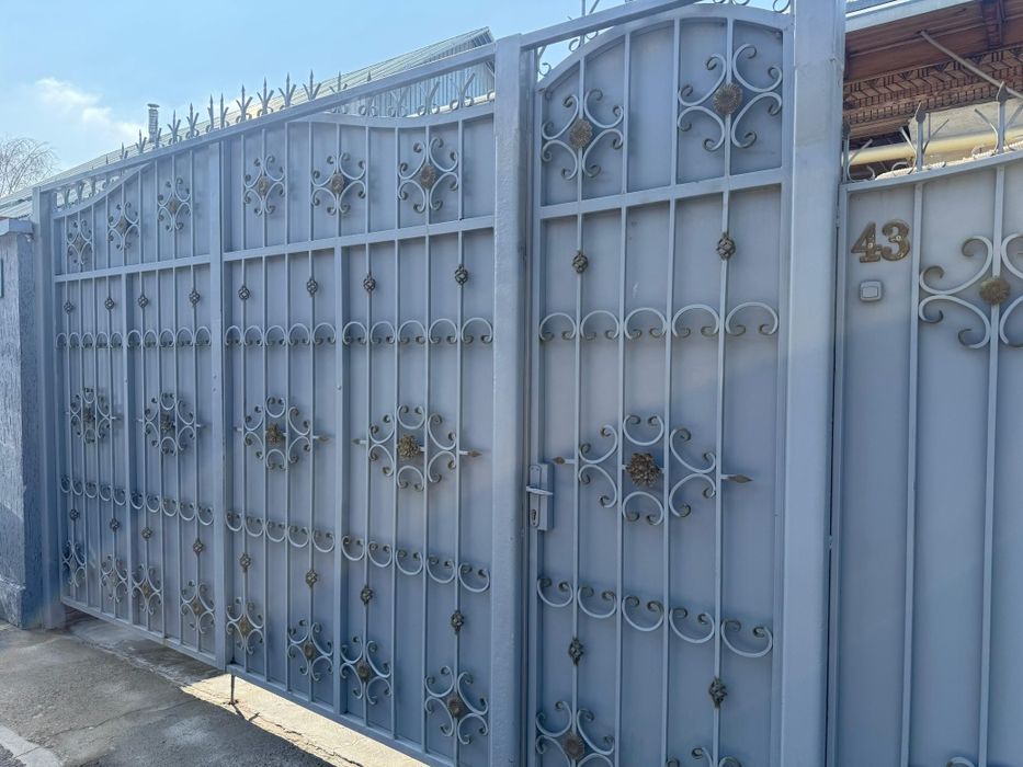 Продам ворота с забором и стойками