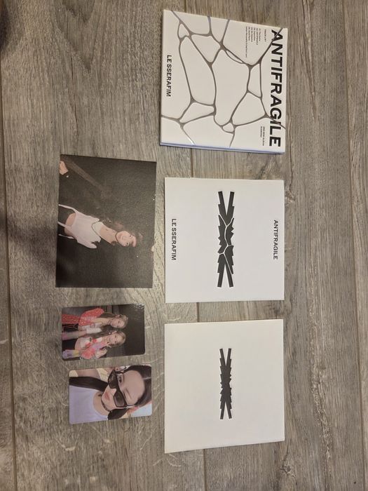 Vând albume le sserafim