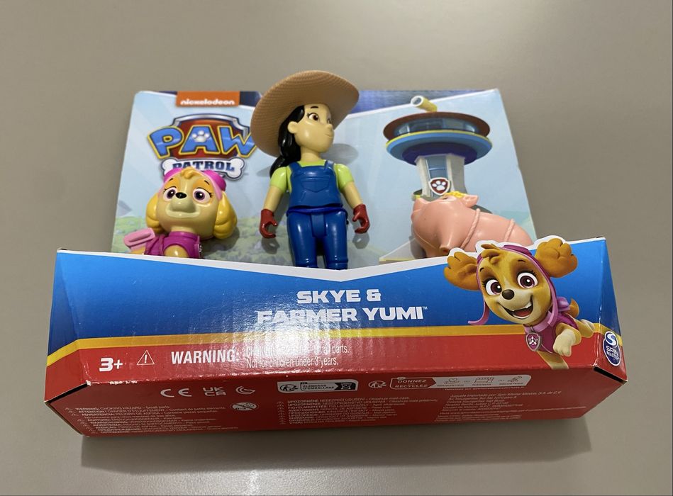 Set figurina si 2 animalute, Paw Patrol, Skye si Farmer Yumi